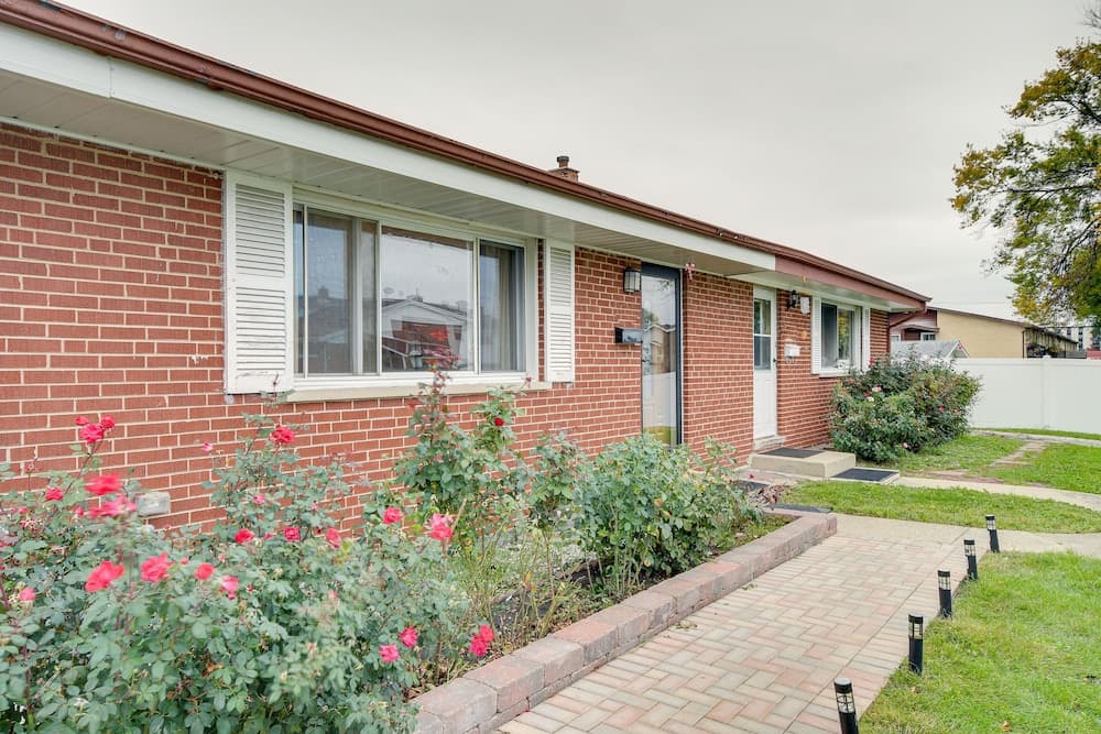 Fenced Backyard: Family Getaway in Des Plaines!