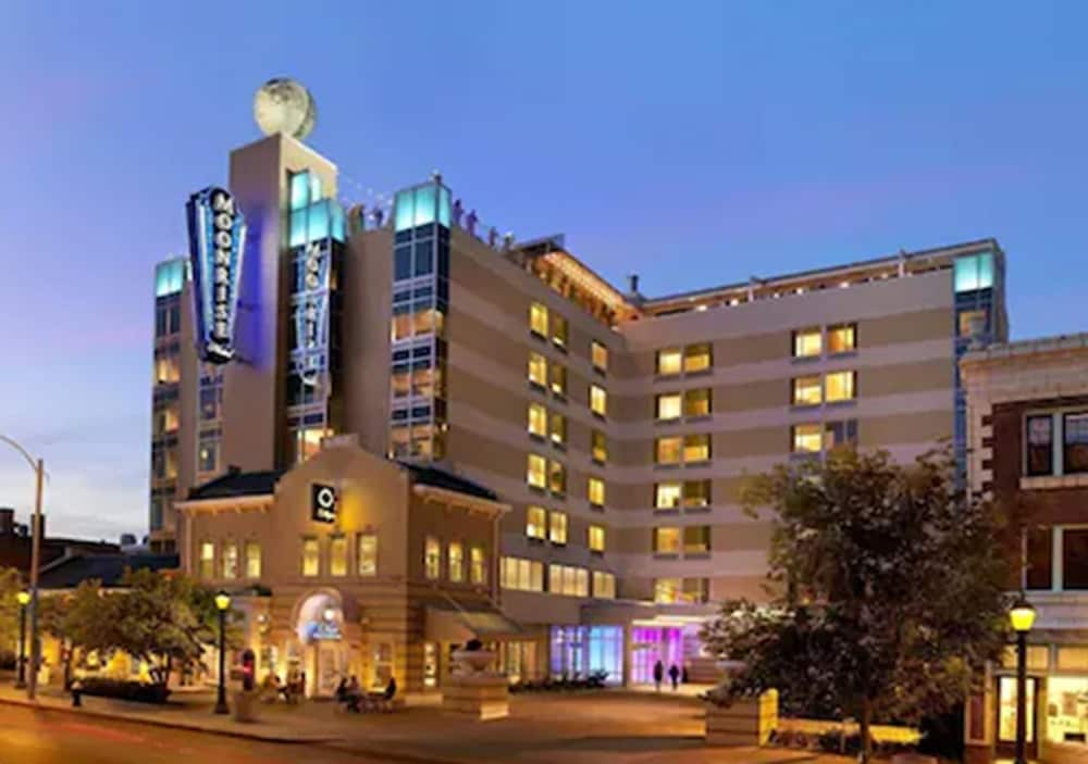 Moonrise Hotel