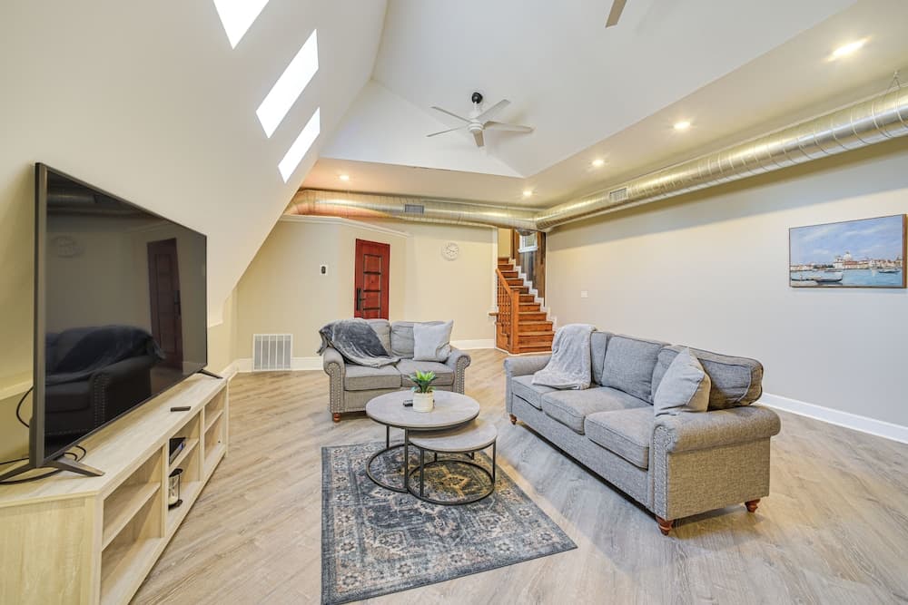 Walk to Dtwn & Waterfront: Roomy Troy Apt