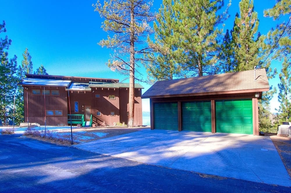 Lake View Glen 4 Bedroom Home by RedAwning