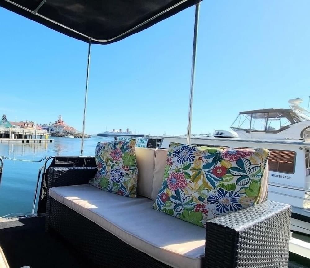 Dockside Boat & Bed Long Beach
